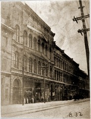 L'Institut canadien de Montreal sur la rue Notre-Dame entre 1870 et 1920